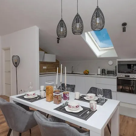 Lungo Mare, Centar アパート マカルスカ