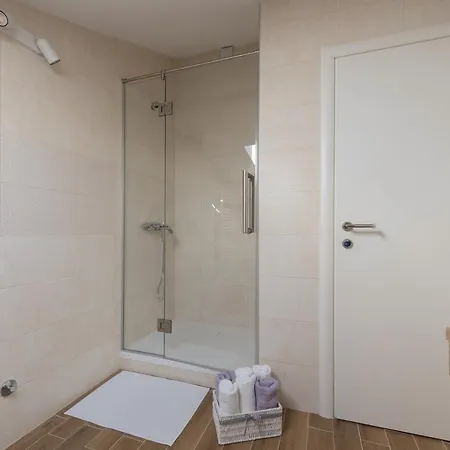 Lungo Mare, Centar マカルスカ