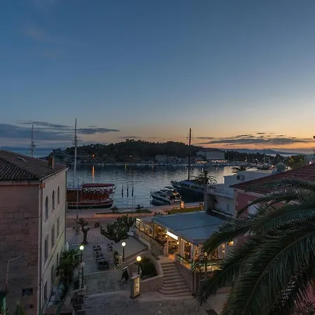 Lungo Mare, Centar マカルスカ