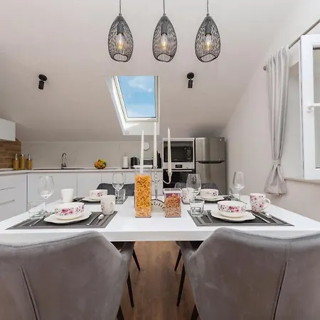 Lungo Mare, Centar マカルスカ